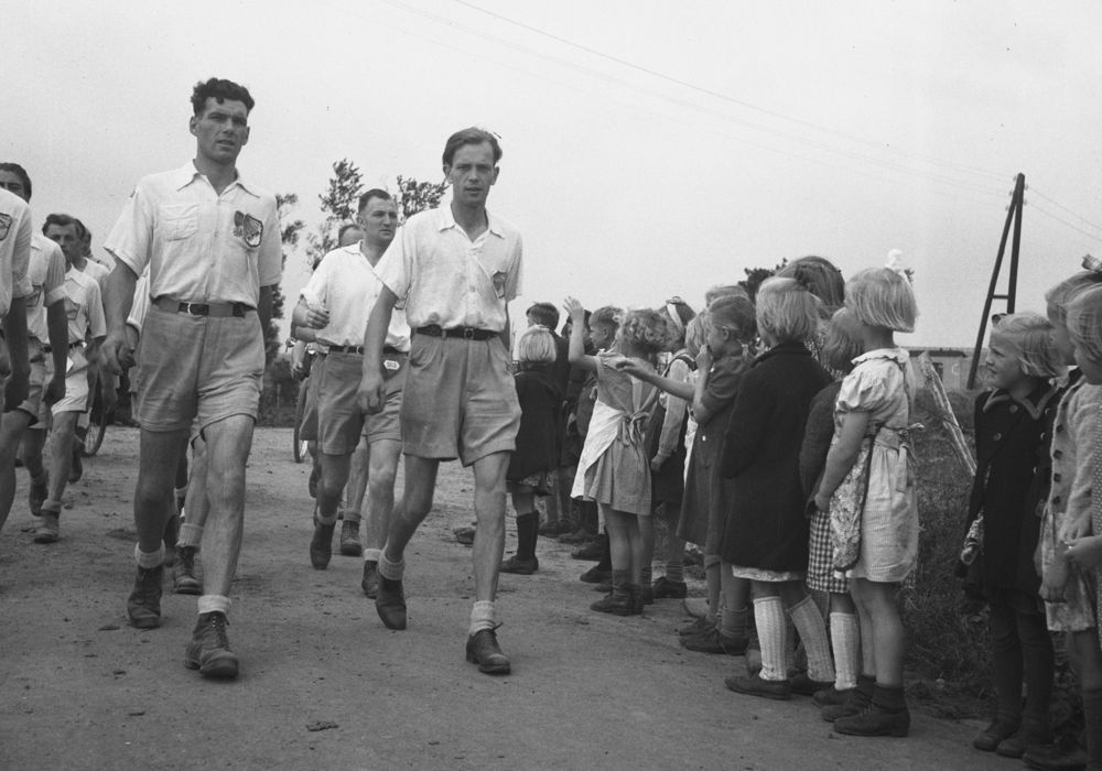 1946: De handen ineengeslagen