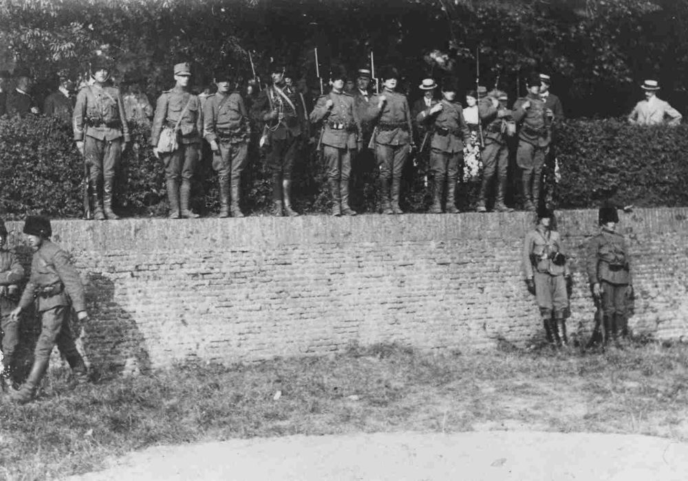 1916: Bored soldiers